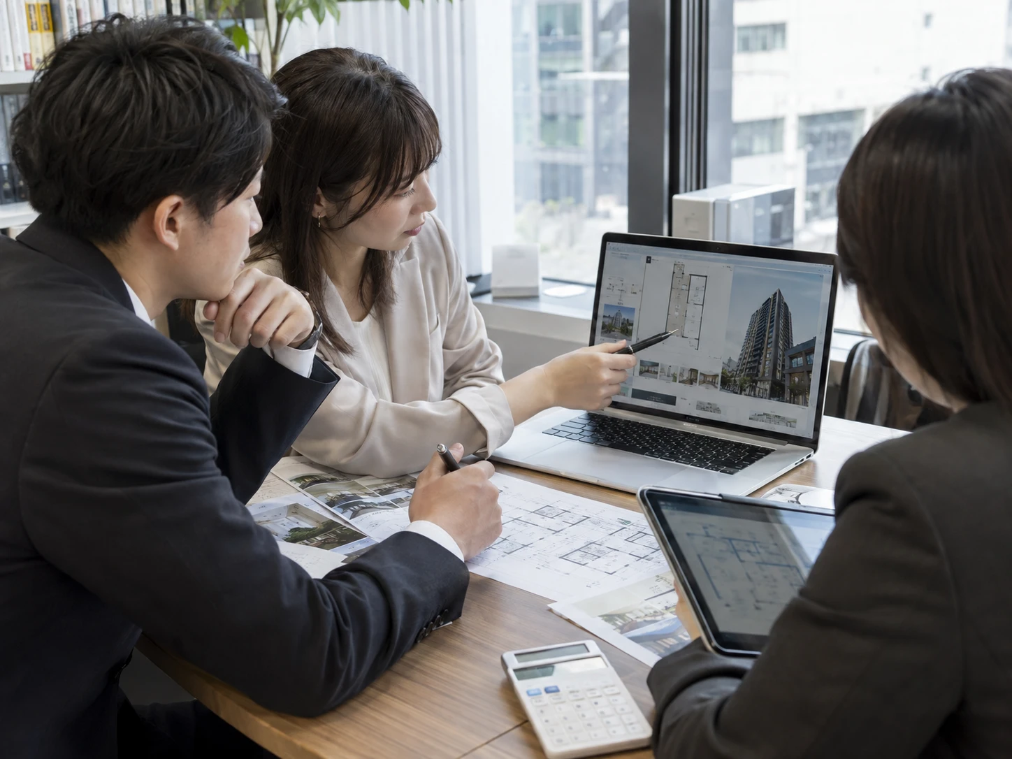 建築プランを確認する会議